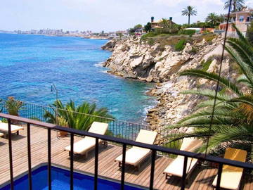 Roomlala | Delat hus med privat strand