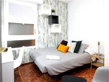 Roomlala | Design Room In Paseo De Gracia (RH3-R1)