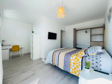 Roomlala | Die Vier-Zimmer-Wohnung befindet sich im 7. und letzten Stockwerk