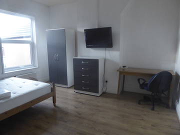 Roomlala | DOIS quartos duplos com TV de tela plana