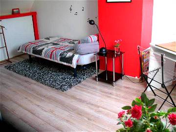 Roomlala | Dormitorio 17 M² Y Su Baño Privado Con Ducha