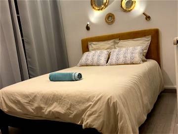Roomlala | Dormitorio Con Grandes Espacios De Almacenamiento