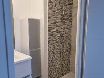 Roomlala | Dormitorio de 15m2 con ducha privada