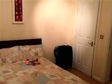 Roomlala | Dormitorio Doble Con Baño En Una Casa Familiar