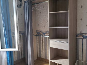 Roomlala | Dormitorio en casa con jardín.