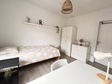 Roomlala | Dormitorio en una casa grande y luminosa.