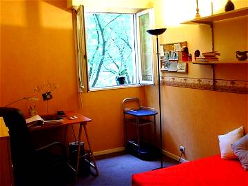 Roomlala | Dormitorio Hermoso Y Tranquilo Con Ventana En Espacio Verde