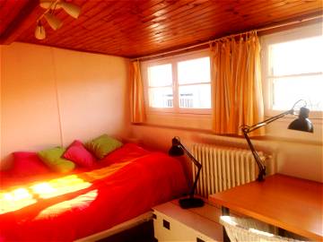 Roomlala | Dormitorio Soleado Disponible En Una Casa Y Jardín