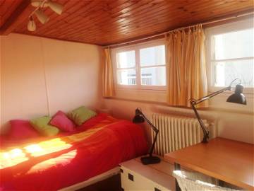 Roomlala | Dormitorio Soleado Disponible En Una Casa Y Jardín