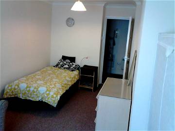 Roomlala | Double Ensuite Fully Furnished Bill Incl