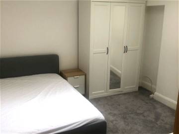 Roomlala | Double Room Available