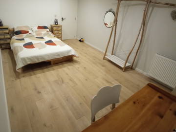Roomlala | Duża sypialnia w uroczym domu rodzinnym