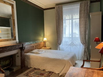 Roomlala | Duży pokój do wynajęcia 20 m2, prywatna toaleta, umywalka, prysznic