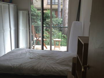 Roomlala | Duży pokój z balkonem z widokiem na ogród