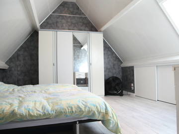 Roomlala | Duży pokój z prysznicem i toaletą do wynajęcia 