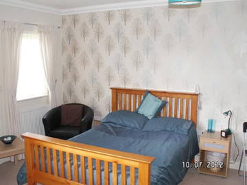 Roomlala | Duży umeblowany pokój dwuosobowy z łazienką