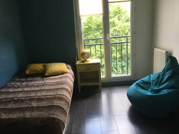 Roomlala | Duży umeblowany pokój o powierzchni 12m2 dostępny
