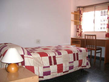 Roomlala | Ek verhuur 'n groot kamer aan 'n vroulike student
