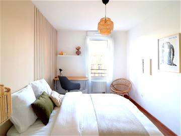 Roomlala | Elegante Habitación De 14 M² En Alquiler En Coliving - LIL02