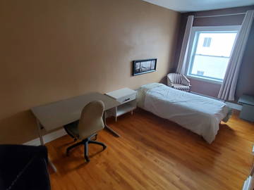 Roomlala | Estação Longueuil Metro 2 Berri-UQAM Limpa e Pacífica