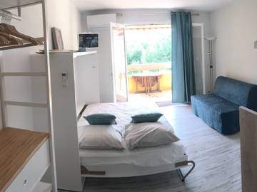Roomlala | Estúdio renovado e climatizado, varanda ensolarada e tranquila
