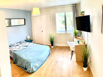 Roomlala | Fuldt udstyret og møbleret værelse