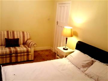 Roomlala | Fully Furnished Double Room in Surbiton