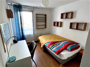 Roomlala | Furnished Room 10 M2 + Parking + Balcony