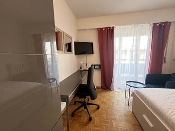 Roomlala | Furnished room 15 minutes from EPFL with private balcony