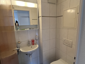 Habitación en casa del anfitrión en renta en Basel - foto 8 : baño-8