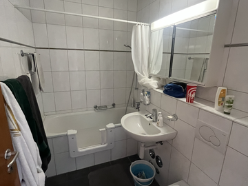 Habitación en casa del anfitrión en renta en Basel - foto 11 : baño-11