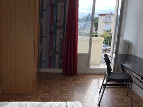 Chambre meublée avec balcon dans appart en coloc, calme