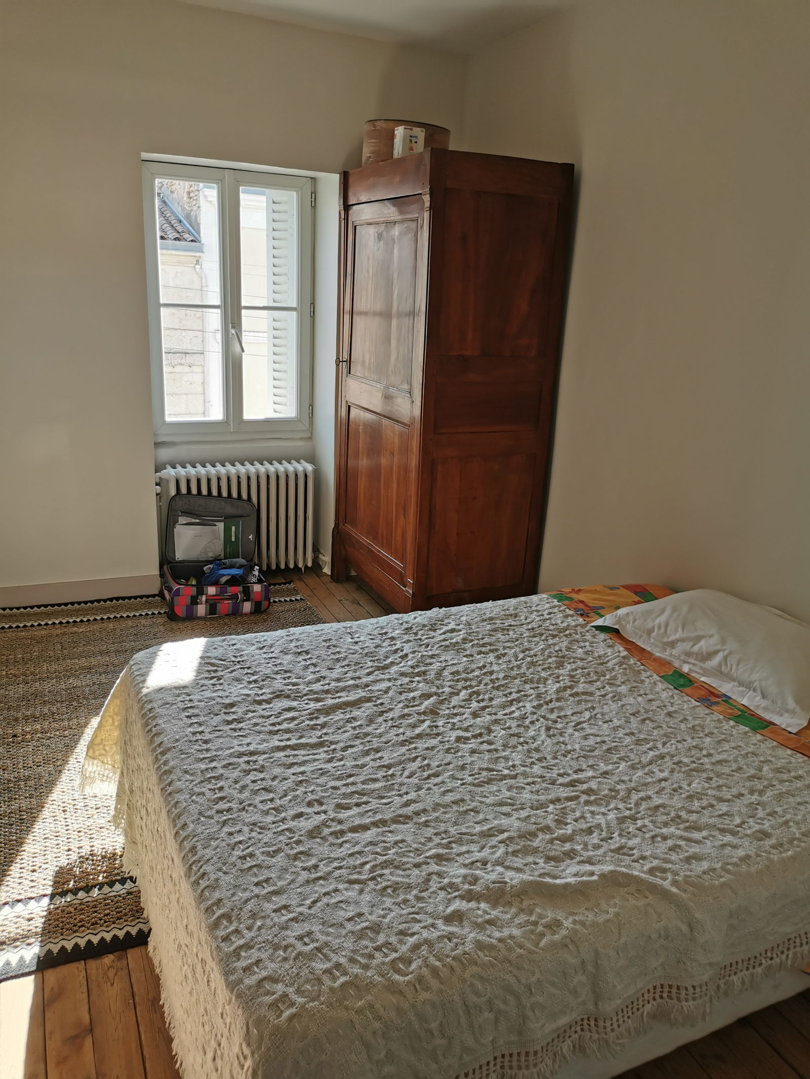 Entire Home Niort 77439