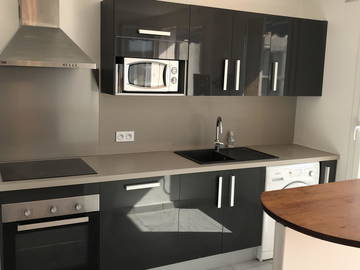 Roomlala | Gedeelde accommodatie voor 3 - Gerenoveerd appartement aan de voet van het metrostation Cusset