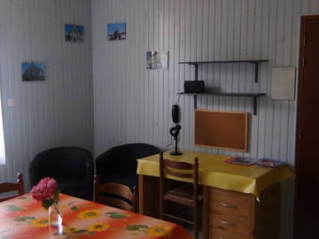 Roomlala | Gemeubileerd, kantoor, wifi, parkering