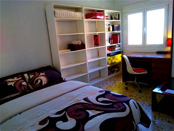 Roomlala | Gemütliches Arbeitszimmer Mit Doppelbett, Schreibtisch Und Atemberaubender Aussicht