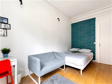 Roomlala | Geräumiges Und Helles Zimmer – 15 M² – IV01