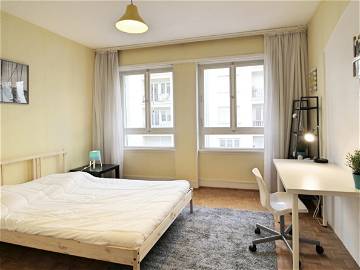 Roomlala | Geräumiges Und Helles Zimmer – 15 M² – ST25