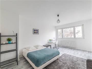 Roomlala | Geräumiges Und Helles Zimmer – 20 M² – ST21