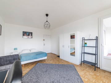 Roomlala | Geräumiges Und Helles Zimmer – 20 M² – ST54