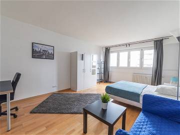 Roomlala | Geräumiges Und Helles Zimmer – 22 M² – ST65