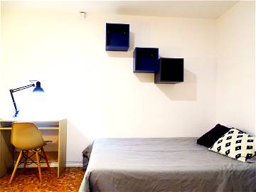 Roomlala | Geräumiges Zimmer Mit Doppelbett Und Balkon (RH3-R18)