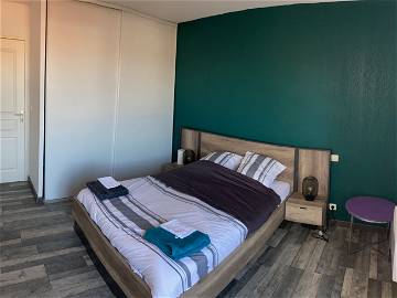 Roomlala | Geräumiges Zimmer Mit Offenem Blick Und Eigenem Balkon