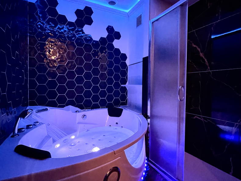 Entire Home Bondy 587000-5