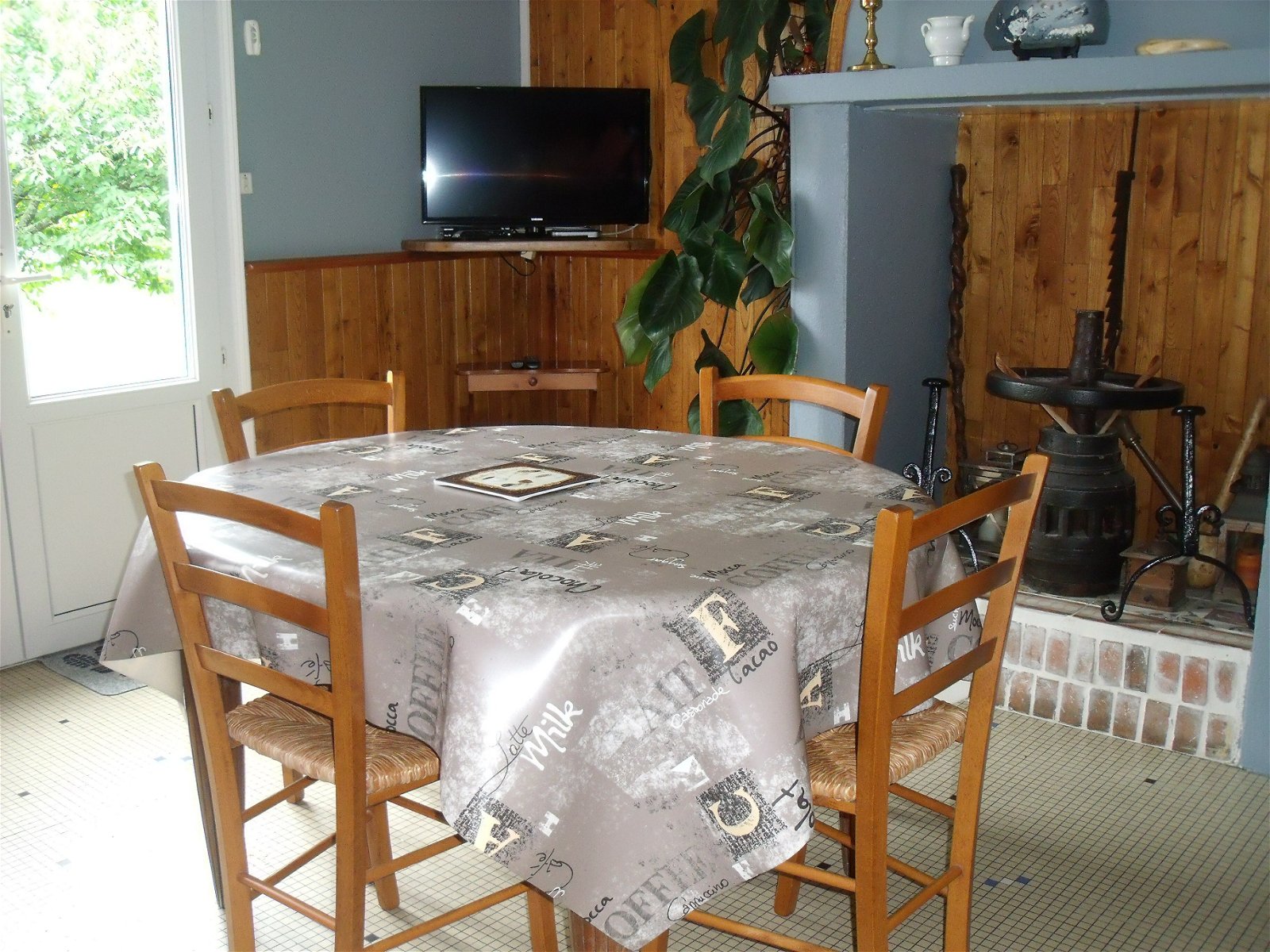 Onofhängeg Studio Cantillac 74451