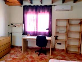 Large room in chalet next to UCAM, 16 square meters