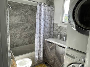 Entire home for rent in Longueuil - photo 11 : Bathroom-11