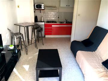 Roomlala | Grand studio meuble dans residence proche gare et aéroport