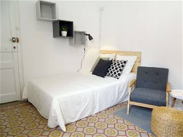 Roomlala | Grande Chambre Avec Lit Double Dans Appartement À Gracia (RH18-R4)