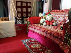 Værelse 15 m2 i et stort hus med swimmingpool og grund